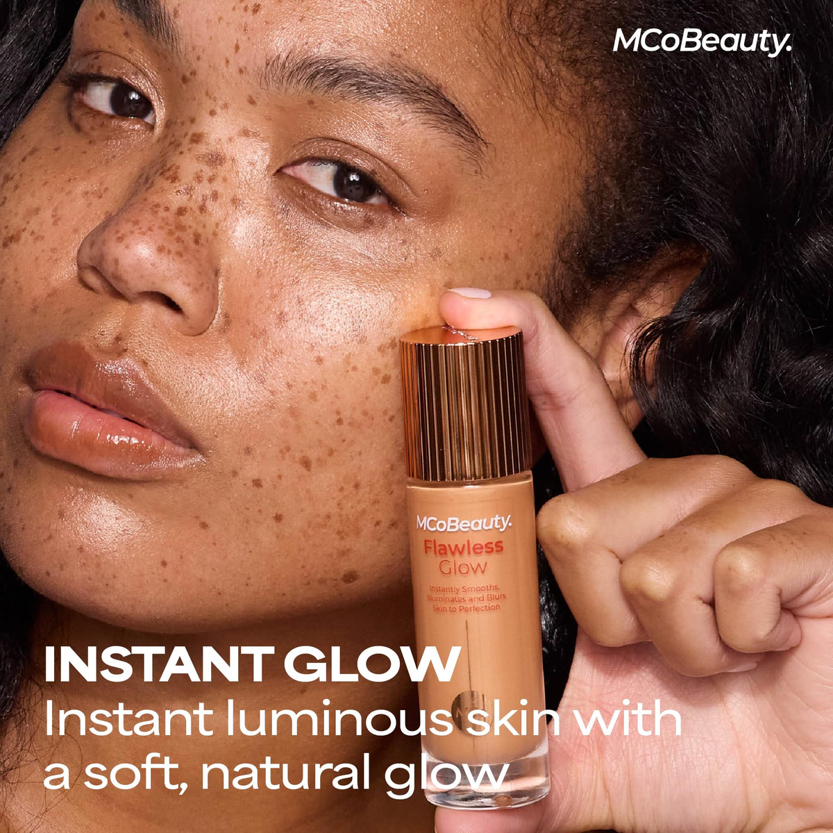 MCoBeauty doe-foot applicator displaying precise product pick-up and easy placement