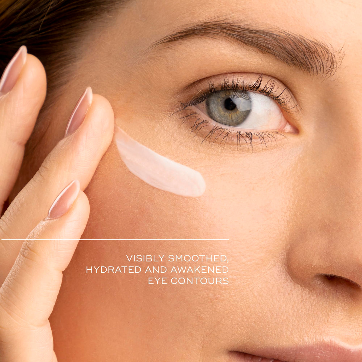 medik8 applying cream under-eye demonstration reduces puffiness and smooths fine lines