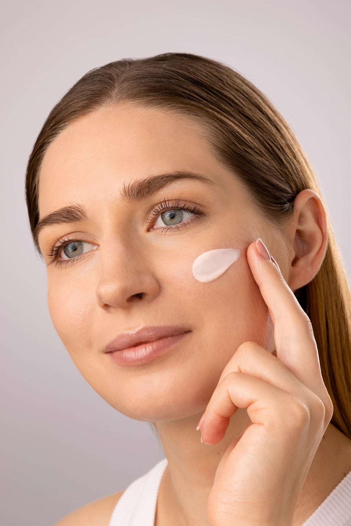 Medik8 label close-up highlighting retinaldehyde, hyaluronic acid, and vitamin E benefits