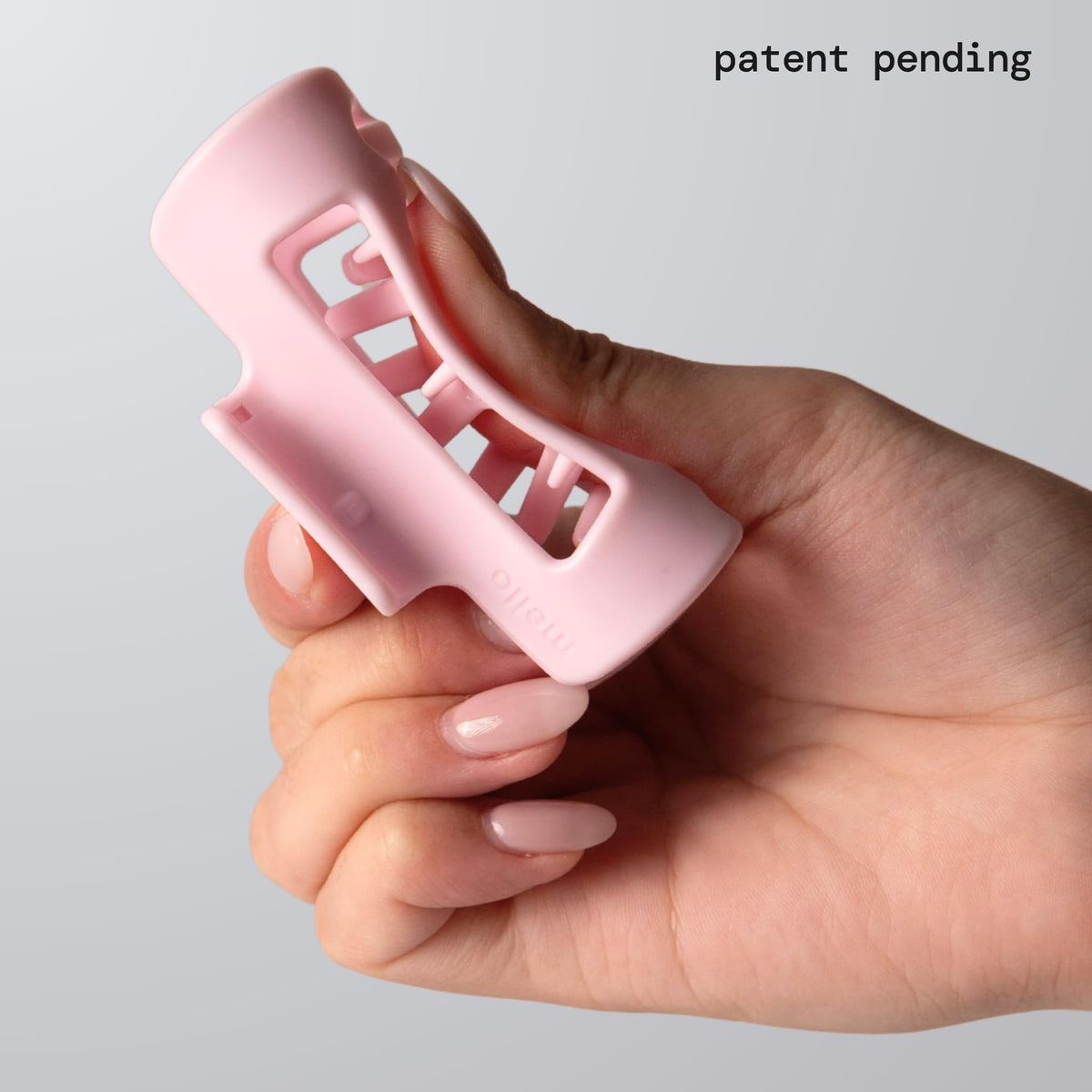 MELLO close-up of inward teeth design for gentler scalp pressure