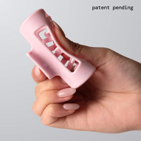 MELLO close-up of inward teeth design for gentler scalp pressure