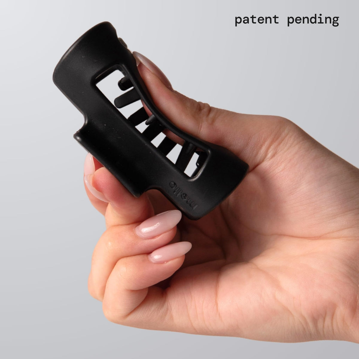 MELLO close-up of inward-curving teeth highlighting scalp-friendly pressure redirection