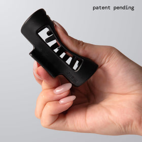 MELLO close-up of inward-curving teeth highlighting scalp-friendly pressure redirection