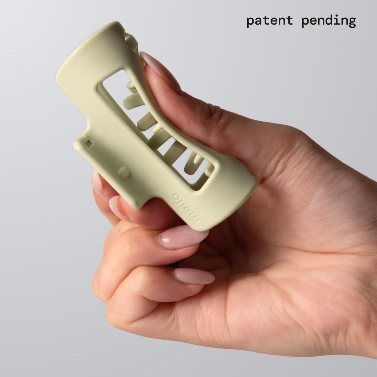 MELLO CloudFlex close-up of inward-curving teeth demonstrates scalp comfort