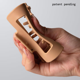 MELLO close-up of inward-curving teeth showing scalp-friendly pressure distribution