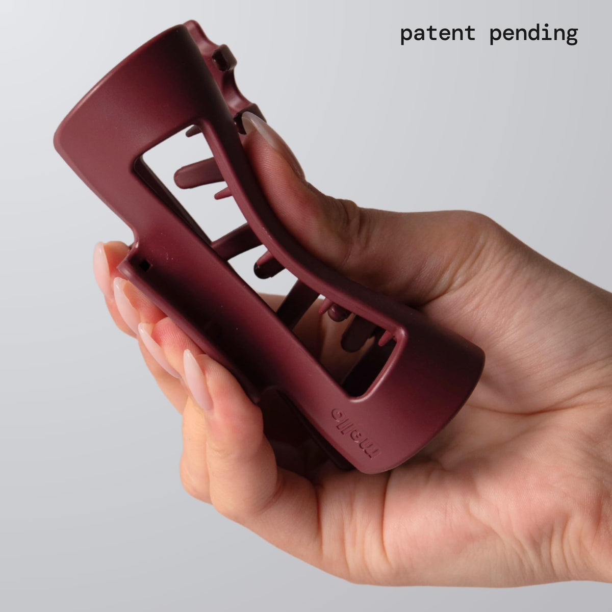 MELLO close-up of inward-curving teeth illustrating scalp-friendly pressure redirection