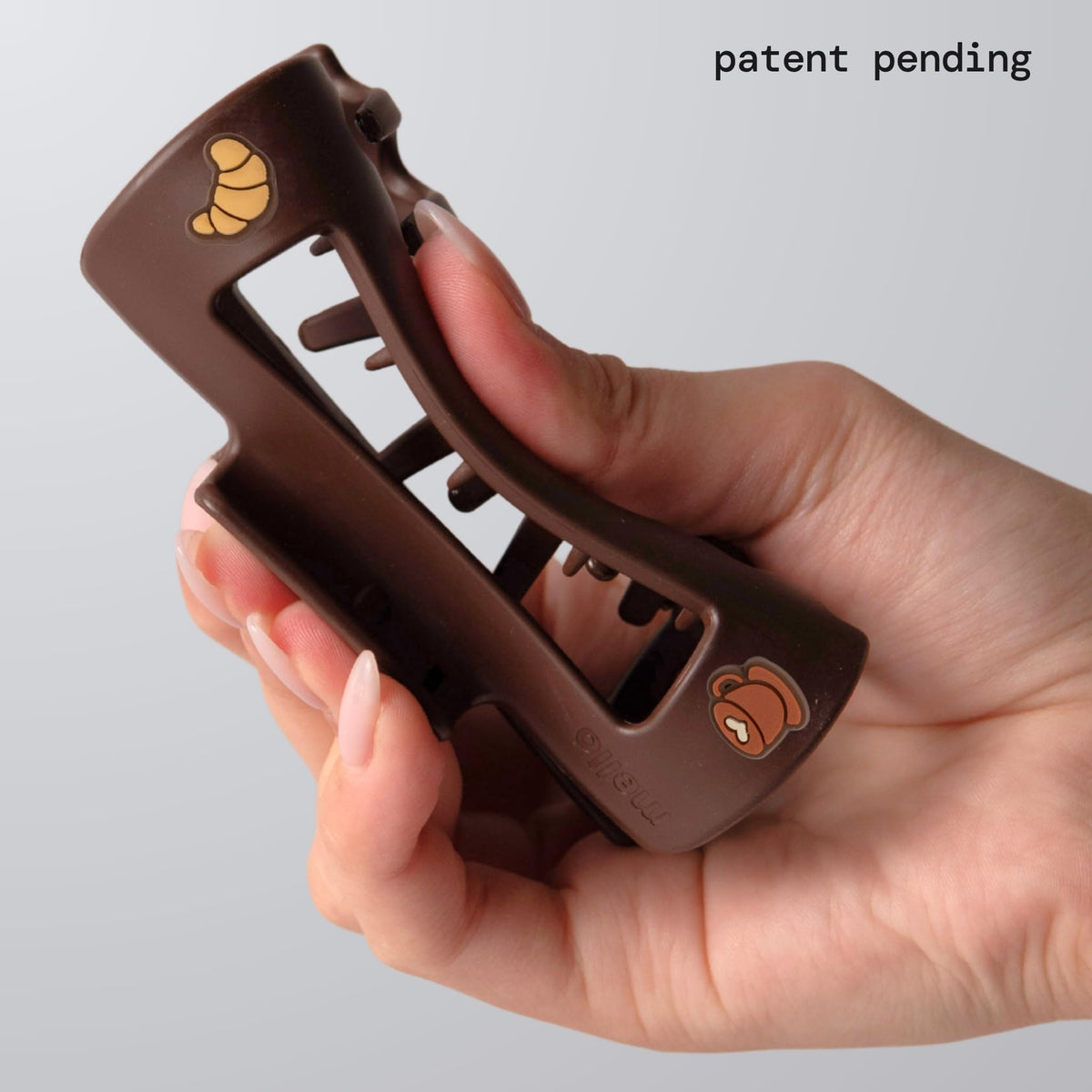 MELLO medium side profile revealing inward-curving teeth and comfort