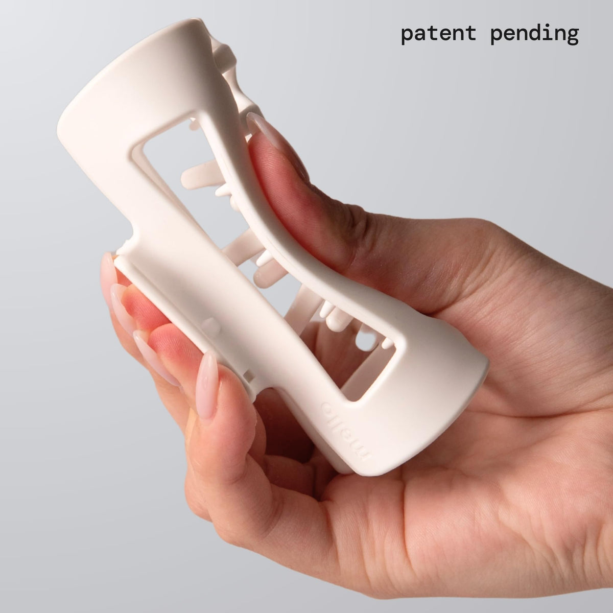 MELLO teeth detail close-up showing inward curvature for reduced scalp pressure