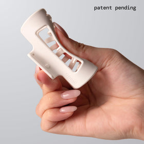 MELLO close-up of inward-curving teeth demonstrating scalp-friendly pressure distribution