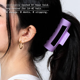 MELLO side profile showing inward-curving teeth that reduce scalp pressure for comfort
