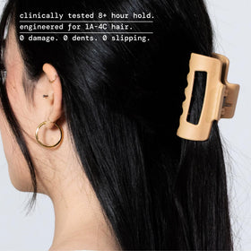 MELLO closeup of clip teeth highlighting scalp-friendly design