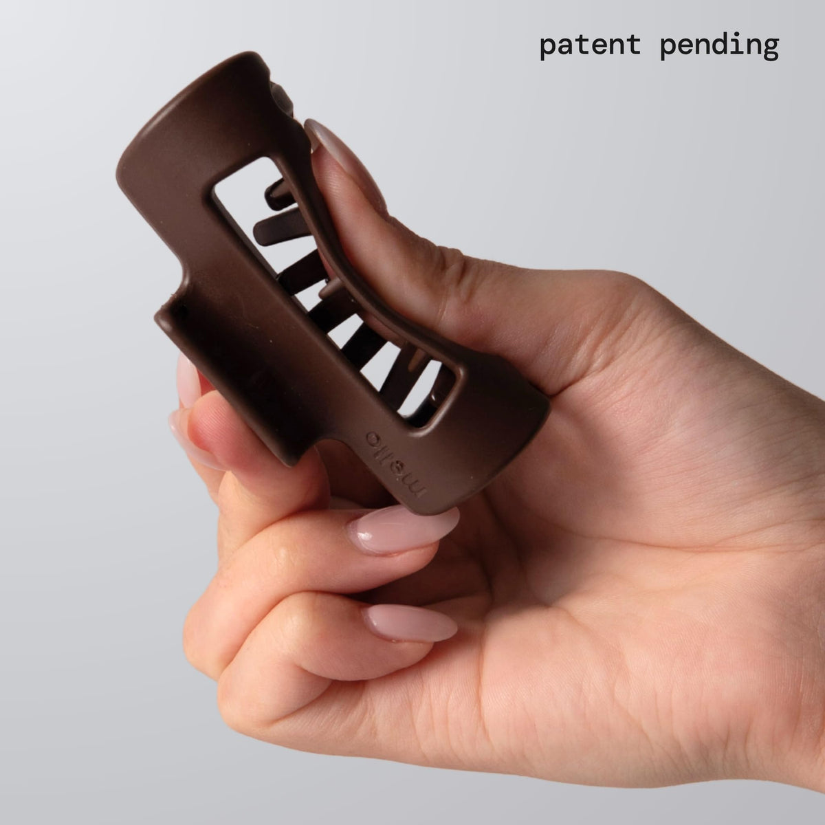 MELLO close-up of inward-curving teeth that redirect pressure for scalp comfort
