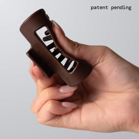 MELLO close-up of inward-curving teeth that redirect pressure for scalp comfort