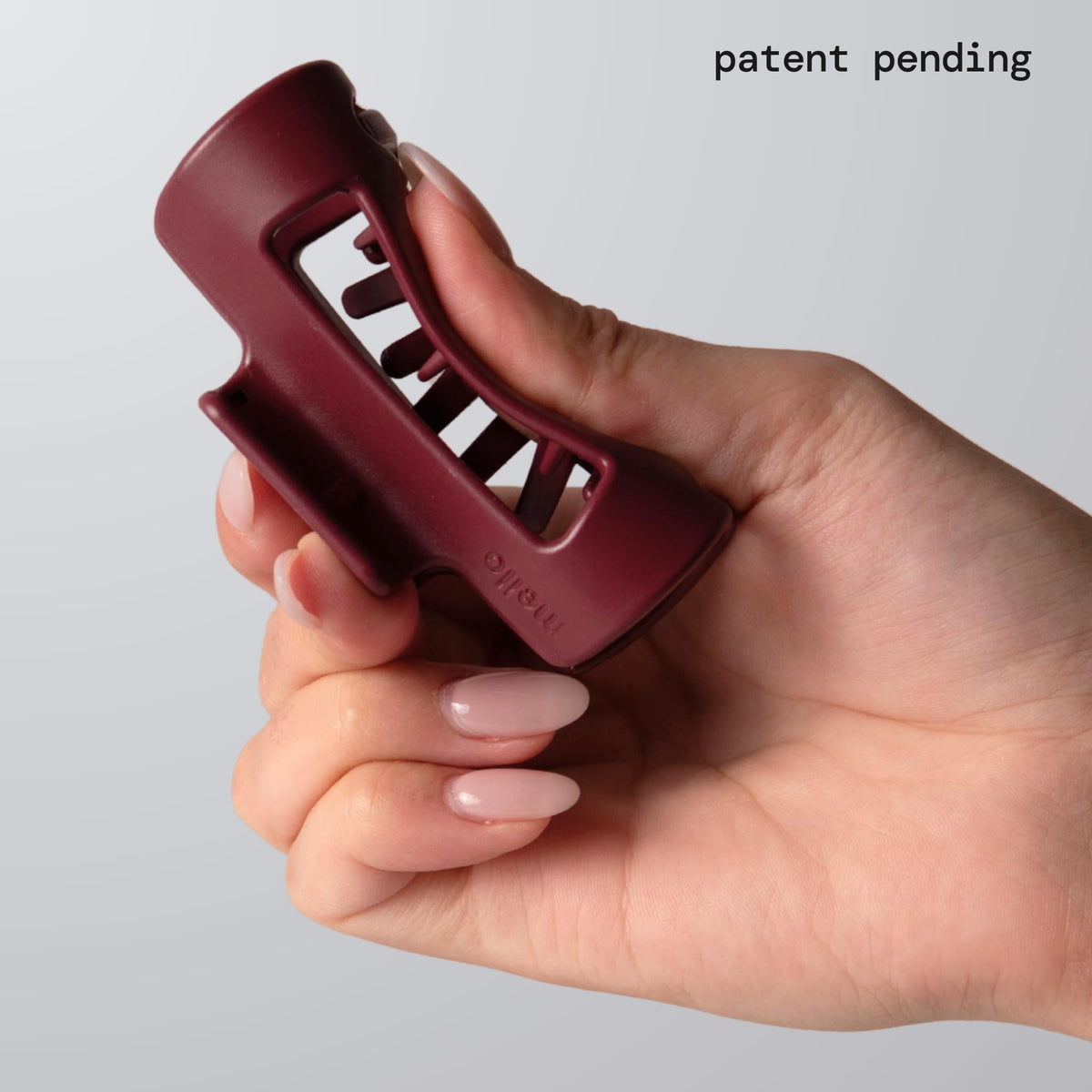 MELLO clip close-up of inward-curving teeth highlighting scalp-friendly pressure relief