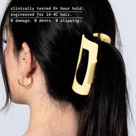 MELLO close-up of inward-curving teeth for reduced scalp pressure