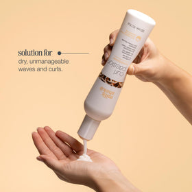 milk_shake Curl Passion held in hand showing 10.1 fl oz scale and travel-friendly benefit