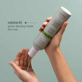 milk_shake in-use scalp lather illustrating effective residue removal