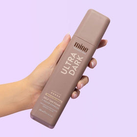 MINETAN BODY.SKIN applying mousse to leg for full body coverage