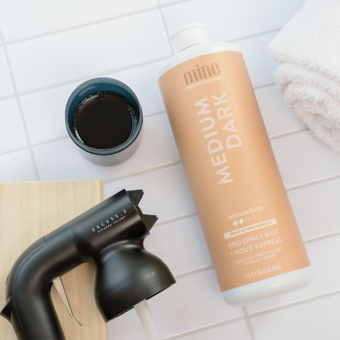 MINETAN BODY.SKIN lifestyle image of bronzed skin and moisturizing aftercare
