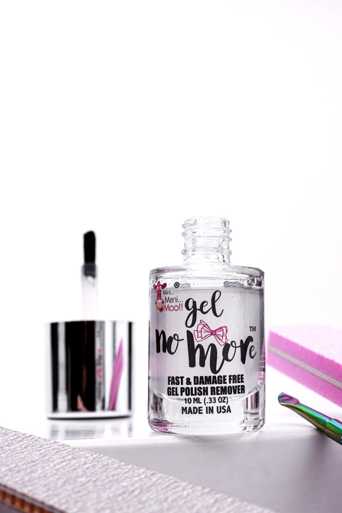 MINI MANI MOO in use lifting gel polish for fast, less-damaging removal