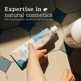 MINOIS cream texture close-up demonstrating smooth, fast-absorbing formula