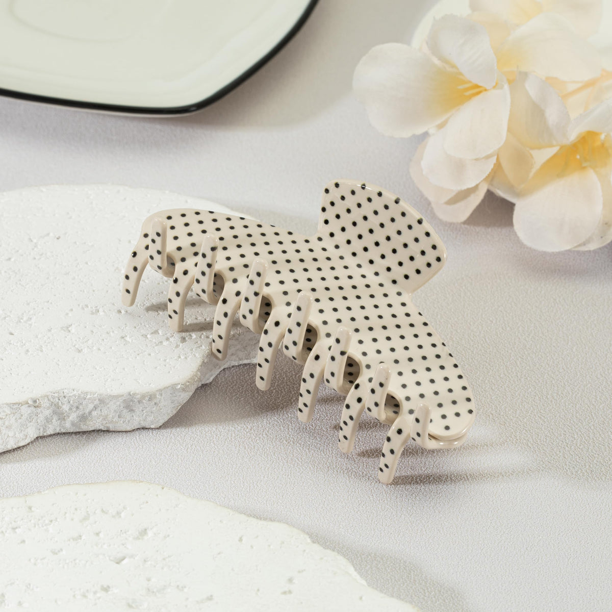 Mixcbe close-up of non-slip teeth detail demonstrating secure grip for all hair types
