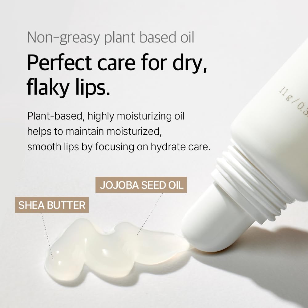 mixsoon application on lips demonstrating hydration and softening effect