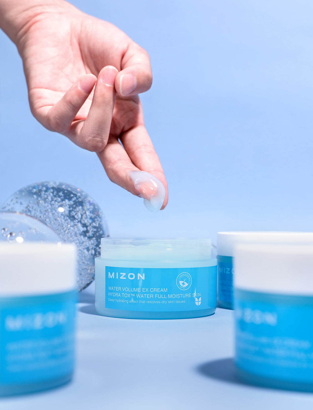 MIZON close-up of gel-cream texture highlighting fast absorption benefit