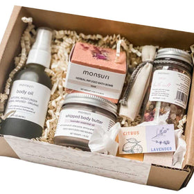 Monsuri gift basket front packaging showing complete spa set and welcoming presentation