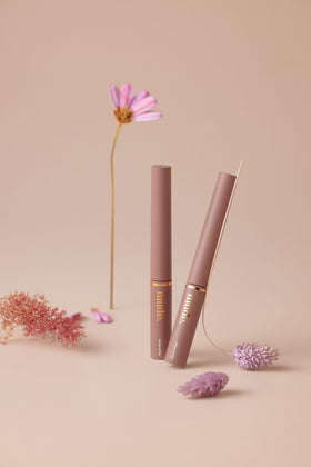 mude application on model close-up enhancing eye definition