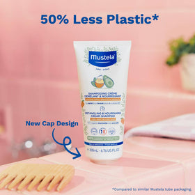 Mustela shampoo lathering into light foam, easy rinse benefit
