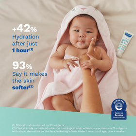 Mustela Stelatopia cream texture close-up illustrating fast absorption