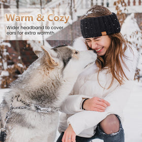 MUTKIS model wearing headband outdoors demonstrating wind protection