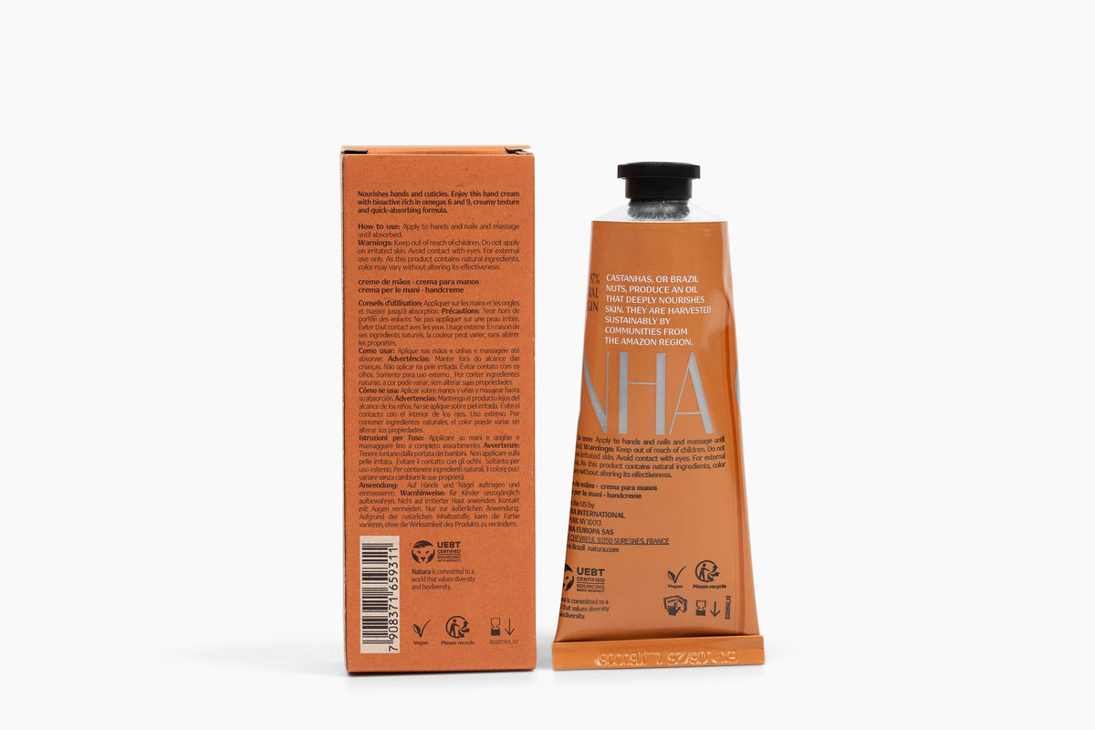 natura close-up texture of cream highlighting lightweight, fast-absorbing finish