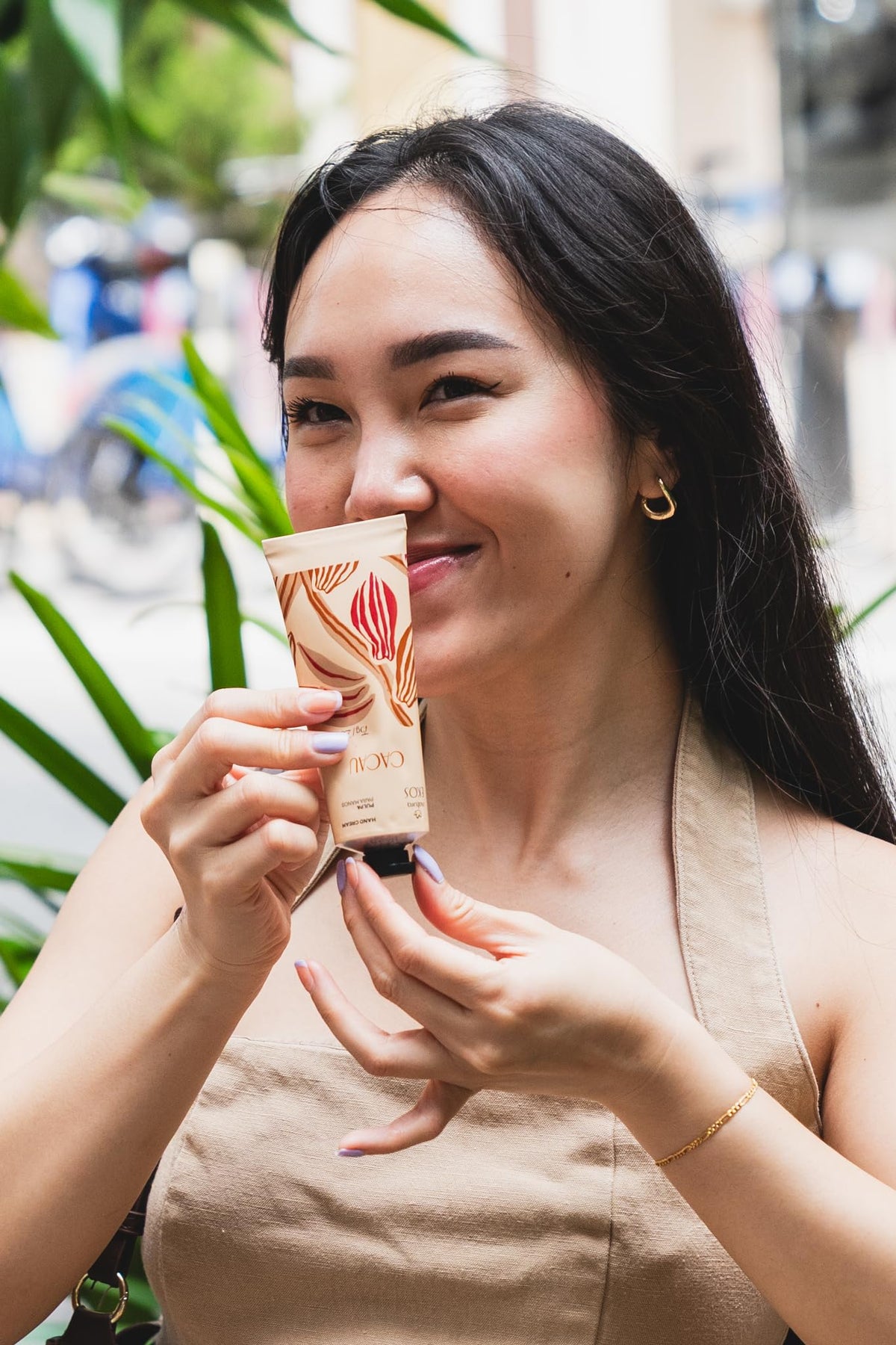 natura Ekos Cacau label close-up with ingredient cues, emphasizes vegan and sustainable sourcing