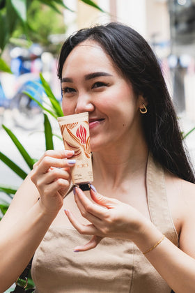 natura Ekos Cacau label close-up with ingredient cues, emphasizes vegan and sustainable sourcing