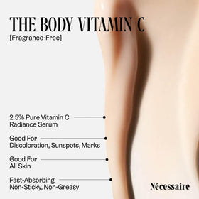 Nécessaire applying serum on shoulder to brighten and even skin tone