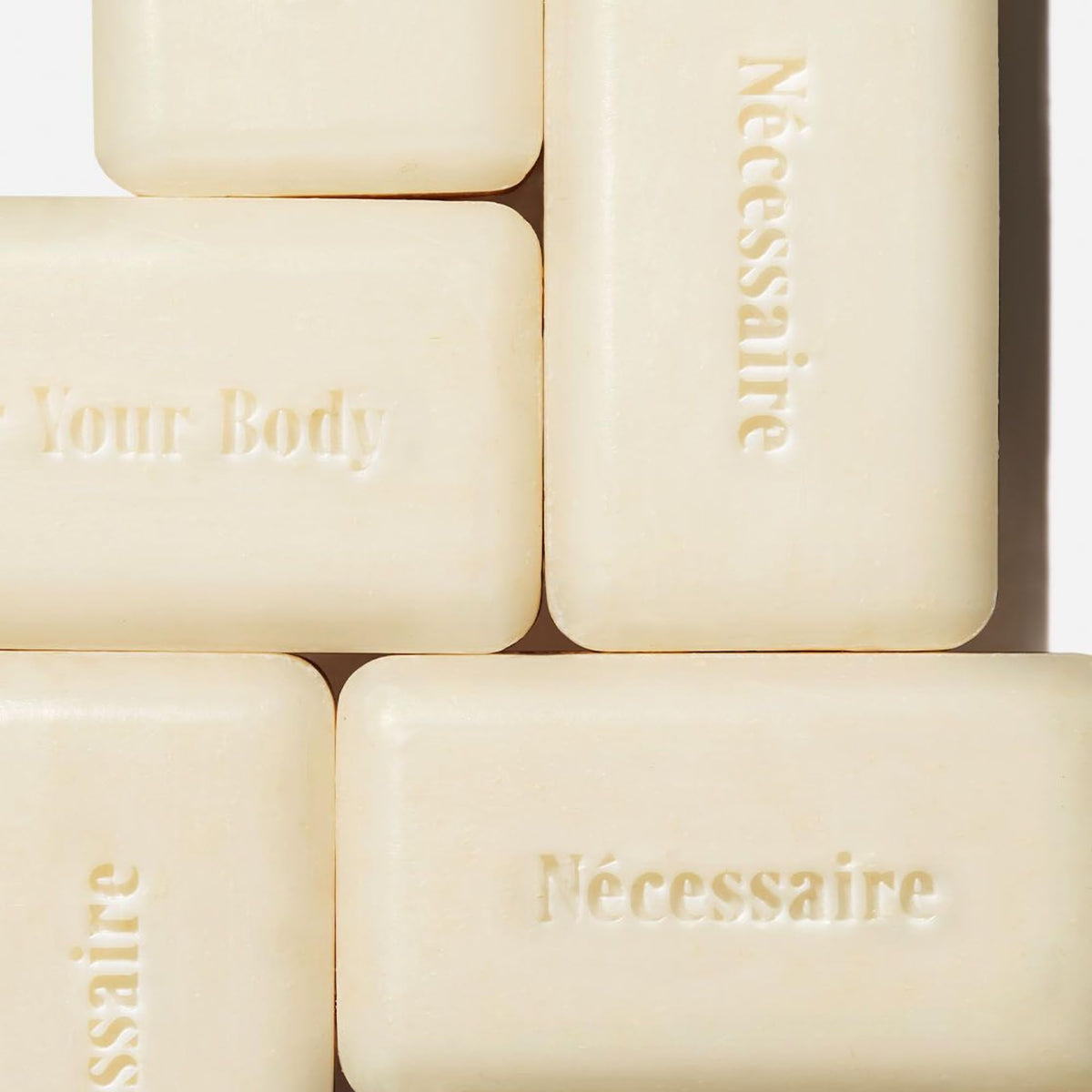 Nécessaire bar in hand demonstrating size and easy handling benefit