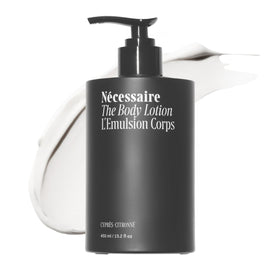 Nécessaire front packaging showing bottle and branding for clear identification and trust