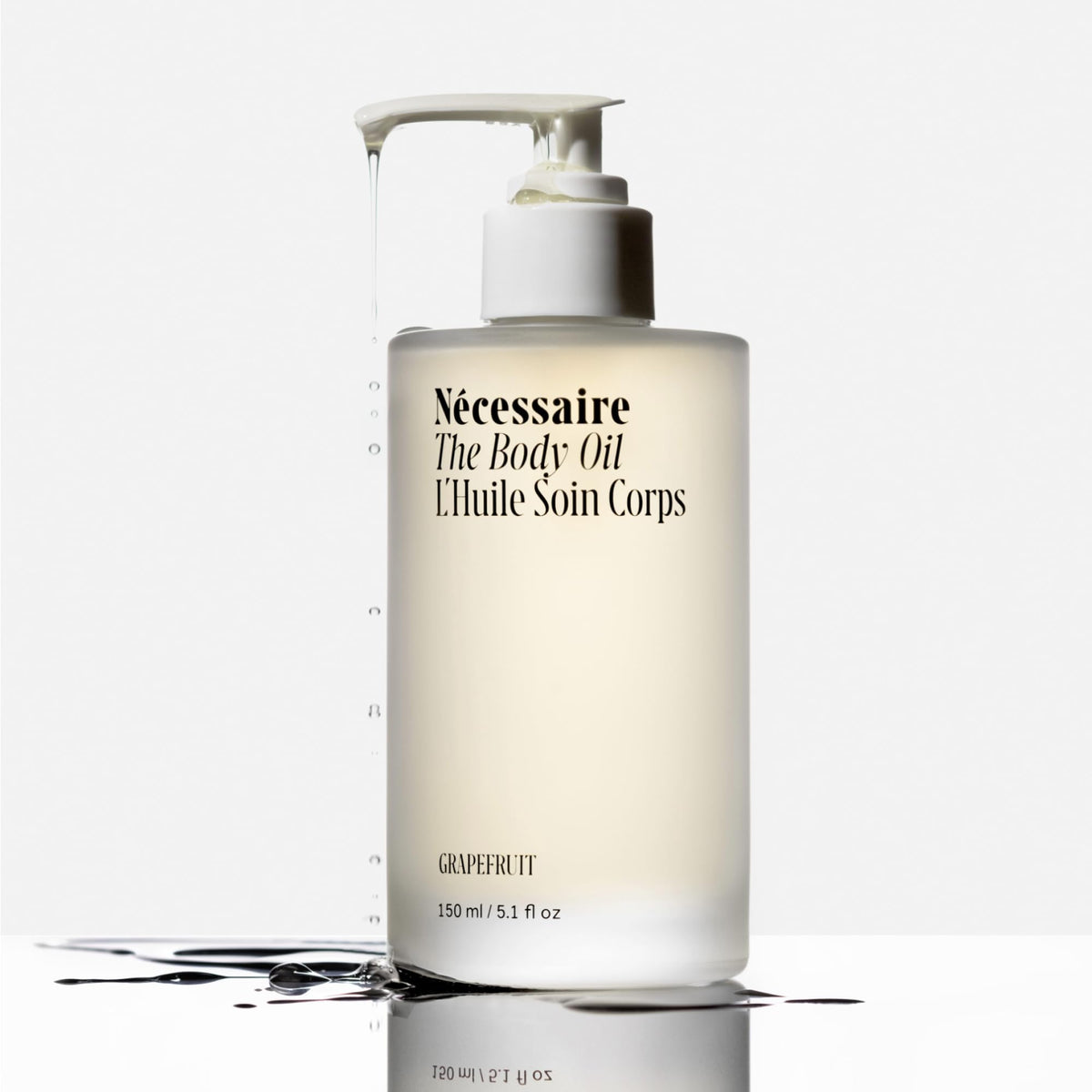 Nécessaire dispensing oil from bottle illustrating effortless application