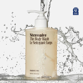 Nécessaire texture close-up illustrating lightweight gel and gentle lather