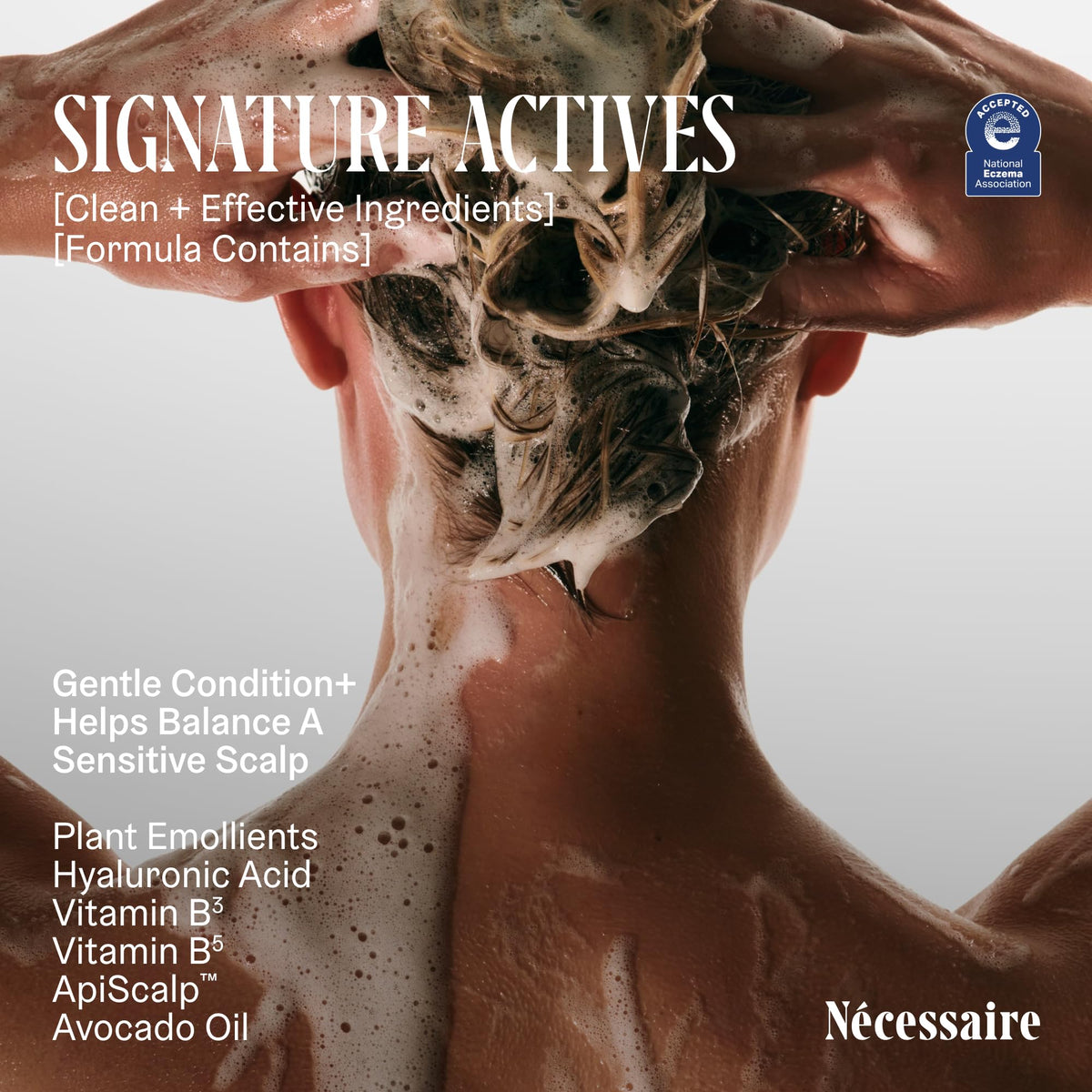 Nécessaire mini conditioner in palm demonstrating small dose for detangling benefits