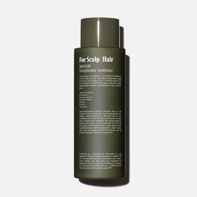 Nécessaire conditioner texture on palm demonstrating creamy slip for detangling