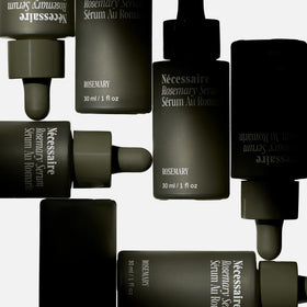 Nécessaire dropper dispensing clear serum for targeted scalp application