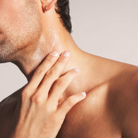 Label detail on Nood serum highlighting active ingredients and safety benefits