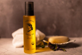 Nord-Ouest oil applied to hair ends illustrating frizz control and shine benefit