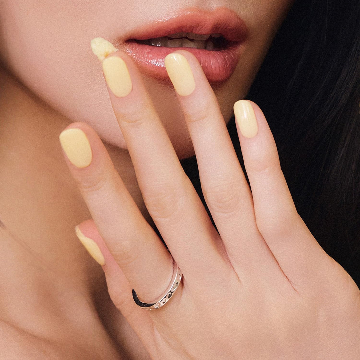 ohora hand applying a strip demonstrating fast salon-style application benefit