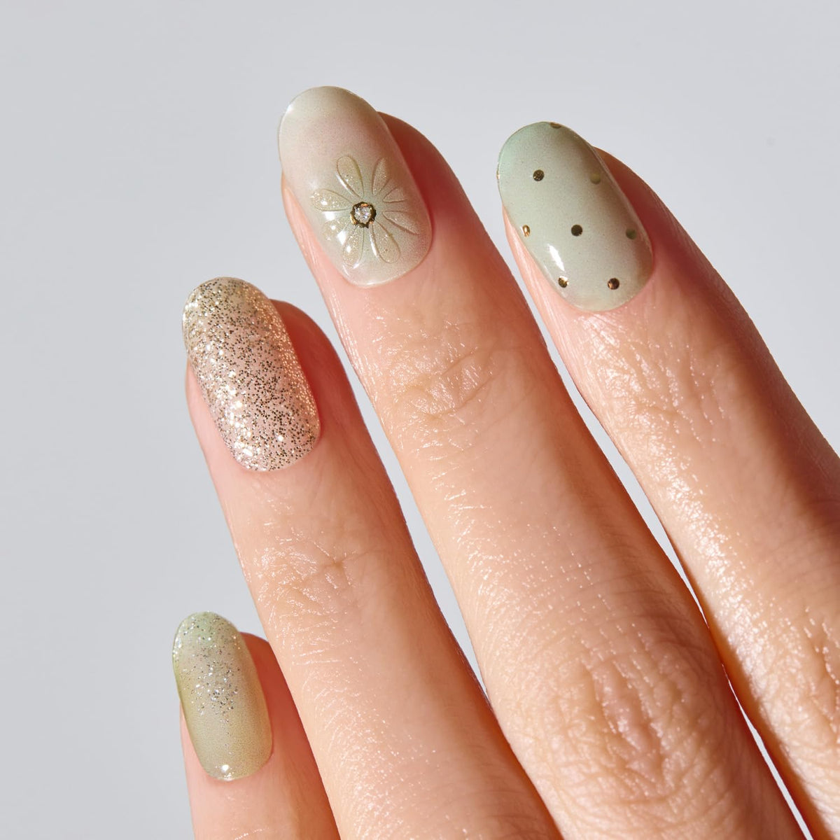 ohora close-up of marble green and gold strip highlighting intricate pattern and shine