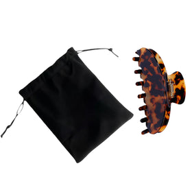 OideGuiing clip securing a bun in lifestyle scene for secure, polished look