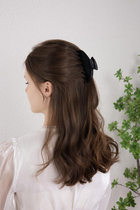 OideGuiing clip securing a full ponytail demonstrating strong hold for busy days